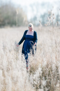 Fließender Stoff eines neuen Babybauch-Shooting-Kleides im Wind