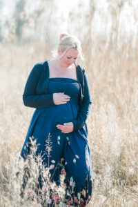 Babybauch-Shooting mit fließendem Schwangerschaftskleid in der Natur